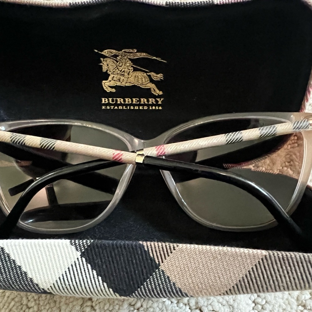 Burberry Sunglasses - Stunning!
